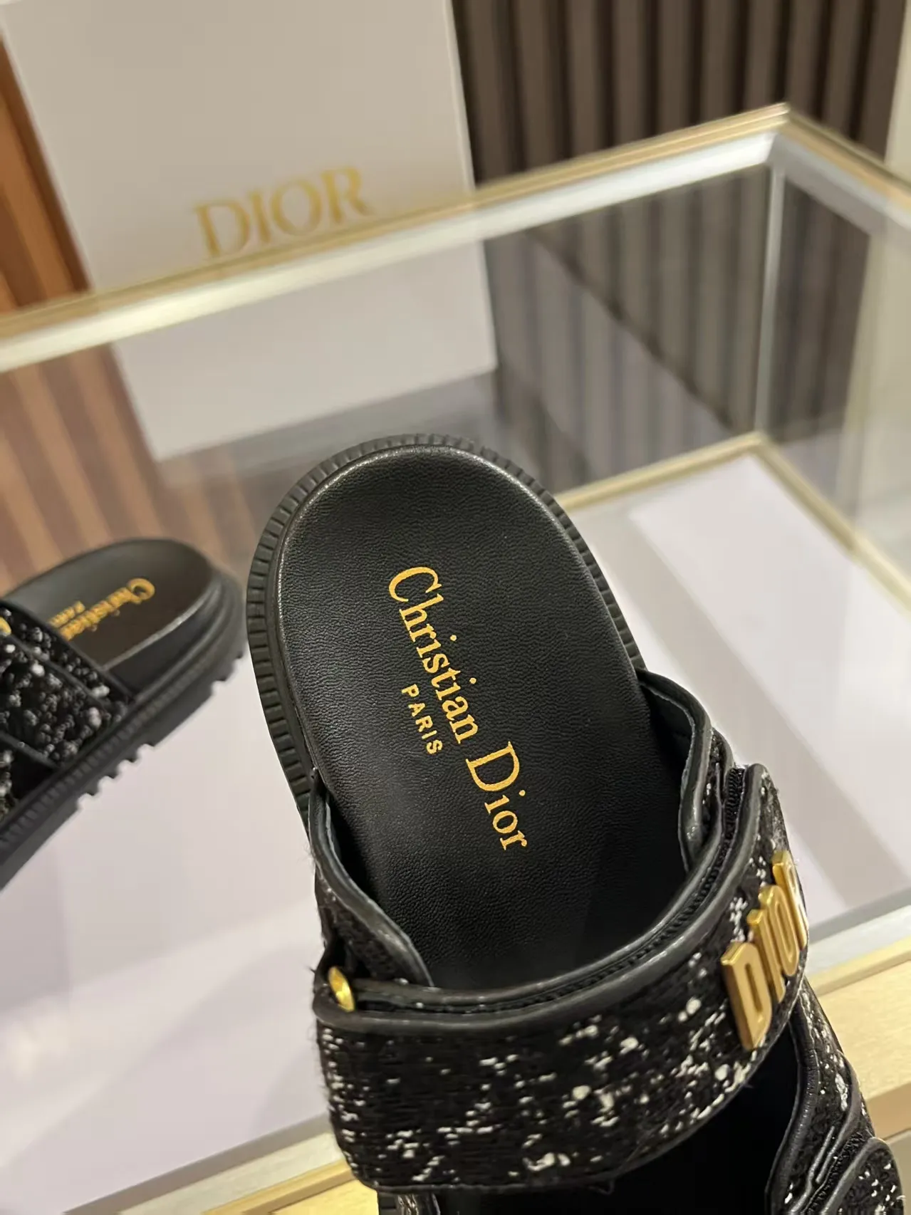 👟👟Ex-factory price 480👟👟 Dior classic popular sandals Step into the fashion territory of Dior slippers and encounter the ultimate fusion of elegance and comfort. The upper is engraved with the Christian Dior Paris logo using exquisite embroidery technology. The delicate stitching tells the brand's profound heritage and is fully recognizable.   Made of high-quality materials, it feels soft and fits your feet, as if it is a gentle care tailor-made for your feet. The sole is carefully designed and engraved with Christian Dior's lucky star symbol. It is not only a beautiful embellishment, but also provides reliable grip, making every step steady and secure.   It has a simple design and is easy to put on and take off. Whether it is a lazy weekend or a pleasant vacation, it can be easily adapted. Whether paired with casual shorts, casual jeans, or an elegant dress, Dior slippers can instantly enhance the overall style and show a casual fashion attitude.   Dior slippers, in the name of fashion, inject luxurious charm into your life and accompany you with every step you take with confidence and elegance. Material: Fine genuine cowhide upper, outsole, TPR, non-slip and wear-resistant, code number: 35-41 (42 customized)